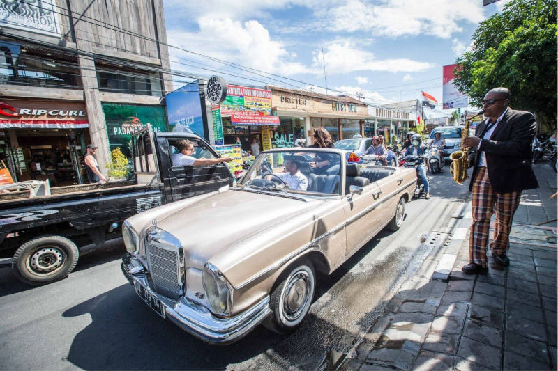 golden-mercedes-benz-classic-car